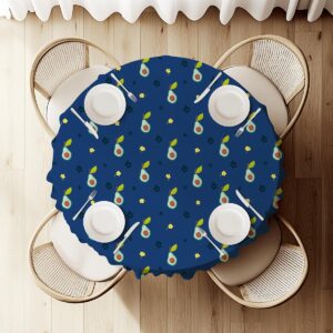 Widok z góry na okrągły stół udekorowany obrusem z awokado i kwiatkami