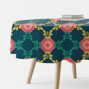 okrągły stół przykryty obrusem z koralowymi kwiatami na granatowym tle, widok z boku