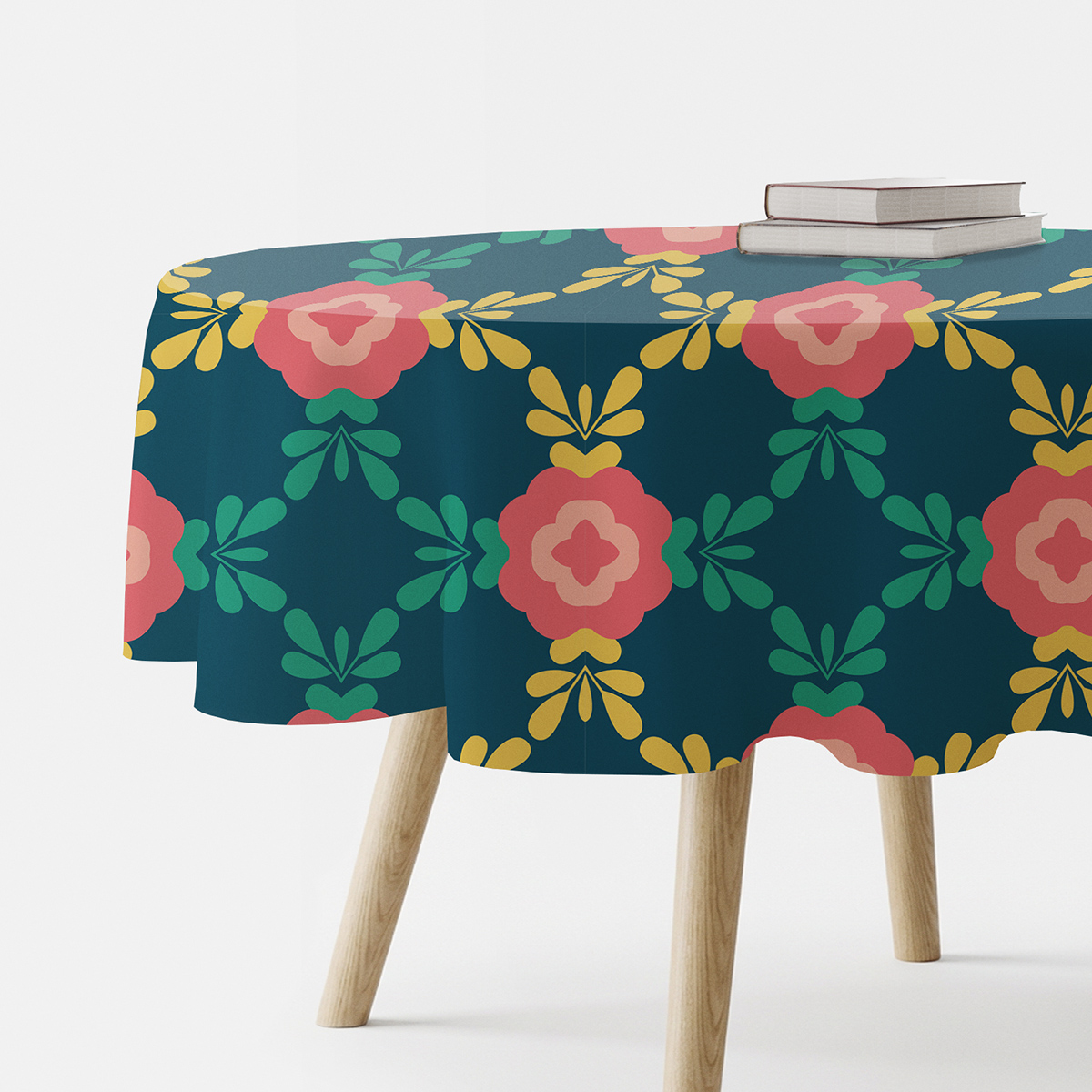 okrągły stół przykryty obrusem z koralowymi kwiatami na granatowym tle, widok z boku