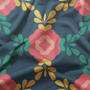 zbliżenie tkaniny z dużym koralowym kwiatem, zielonymi liśćmi i żółtymi akcentami