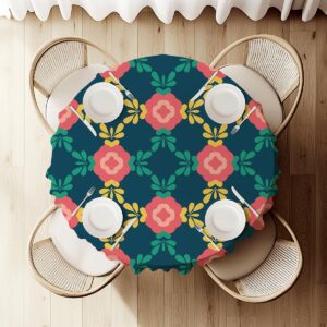 widok z góry na okrągły stół udekorowany obrusem z powtarzalnym motywem kwiatowym