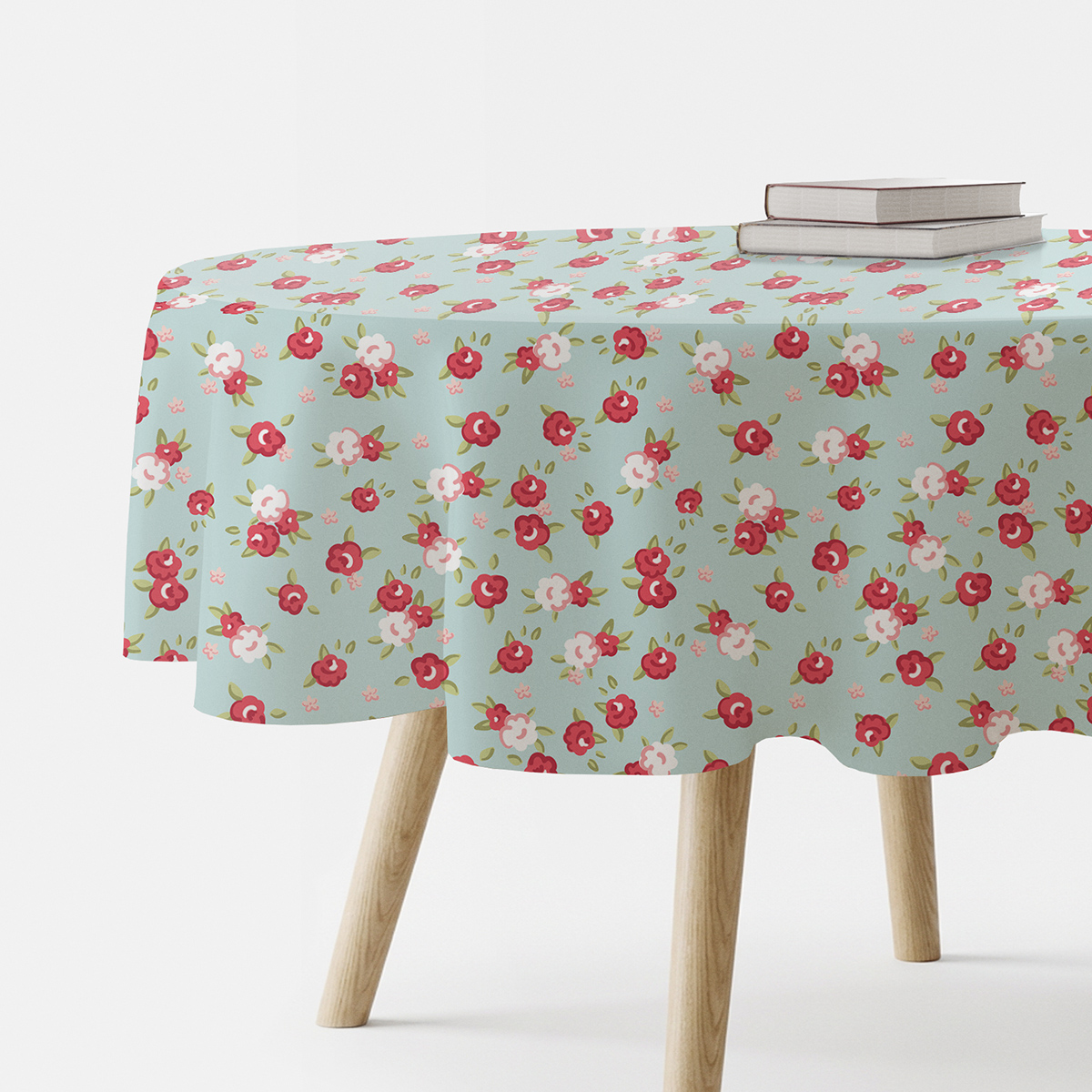 okrągły obrus miętowy z drobnymi czerwono-białymi różyczkami, ujęcie produktu na stole