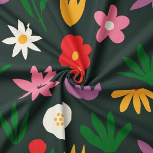 Zbliżenie na tkaninę pokazujące żywe czerwone, różowe i żółte kwiaty oraz zielone liście na ciemnym tle