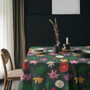 Aranżacja stołu z obrusem i ceramiczną zastawą, wzór kwiatowy dodaje przytulnego charakteru