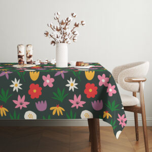 Stół z obrusem w naturalnym wnętrzu z dekoracją z bawełnianych gałązek i ciemnym akcentem w tle