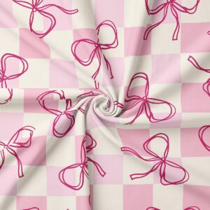 detal tkaniny pokazujący ręcznie rysowane kontury kokardek na kratkowanym tle