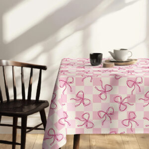 bliska perspektywa krawędzi obrusu ukazująca powtarzalny motyw kokardek przy krześle