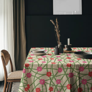 Aranżacja stołu z obrusm w jadalni, prosty drewniany stół z naczyniami i dekoracjami