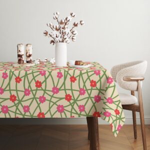 Widok na narożnik stołu z obrusm prezentującym powtarzalny kwiatowy wzór