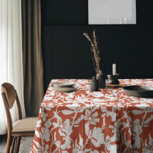 aranżacja stołu z zastawą na obrusie w kwiatowy wzór, widok z perspektywy wnętrza