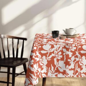 mały stolik z filiżanką i imbrykiem na obrusu, detal powtarzalnego motywu