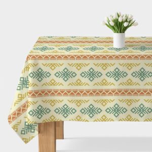 obrus z geometrycznym, etnicznym wzorem na kremowym tle z wazonem białych tulipanów