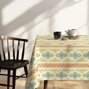 stołowa scena z krzesłem obok i obrusem w stonowanych barwach