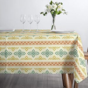 widok stolika z filiżanką i wazonem na obrusie z geometrycznym motywem