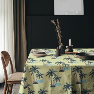 Aranżacja stołu z naczyniami na obrusie w tropikalny wzór, widok z boku