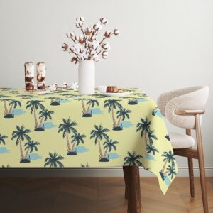 Dekoracyjny detal wzoru palm z naturalnymi dodatkami na stole