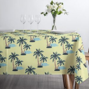 Widok z góry pokazujący powtarzalny motyw palm i pastelowe tło tkaniny