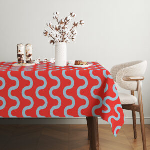 stolik z obrusm, na którym stoi biały wazon z kwiatami i drobne przekąski