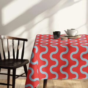 krawędź stołu z widocznym wzorem falistym obrusu i krzesłem w stylu skandynawskim