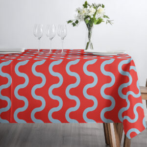 szerokie ujęcie stołu z obrusm, szklankami i subtelną dekoracją w jasnej aranżacji