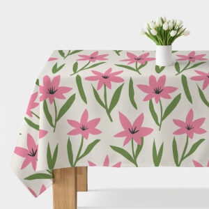 Obrus z różowymi kwiatami na kremowym tle rozłożony na stole z białym wazonem tulipanów