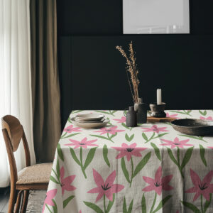 Aranżacja stołu z obrusem, talerzami i dekoracjami w przytulnym wnętrzu