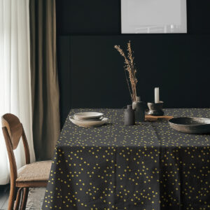 aranżacja stołu z czarnym obrusem w złote kropki i ceramicznymi naczyniami
