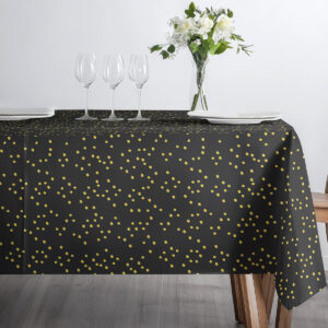 elegancka aranżacja stołu z obrusem w drobne złote kropki oraz kieliszkami