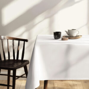 minimalistyczne ujęcie stołu z białym obrusem i filiżanką herbaty