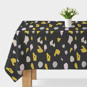 główne ujęcie: obrus o grafitowym tle z musztardowymi i pudrowymi plamami oraz biały wazon z tulipanami