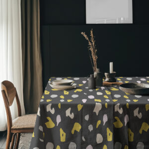 aranżacja jadalni z obrusem, drewnianym krzesłem i ceramicznymi naczyniami