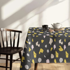 widok stołu z boku pokazujący rozłożony wzór terrazzo na obrusie