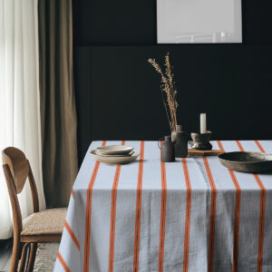 Aranżacja stołu z obrusem jasnoniebieskim i dekoracjami w stylu skandynawskim