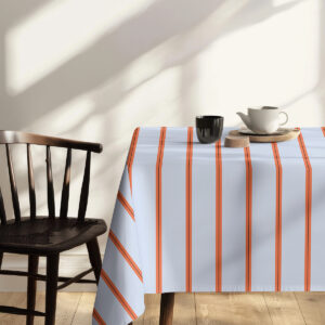 Krawędź obrusu na krześle z widocznymi ukośnymi pasami przy rogu stołu