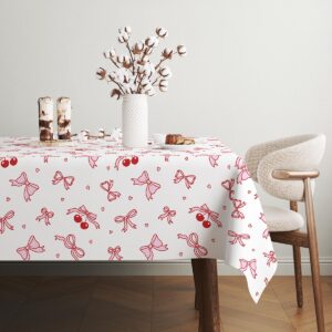 jasne wnętrze z wazonem i obrus z motywem kokardek i wiśni