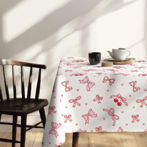 narożnik stołu z krzesłem i detalem wzoru kokardek oraz małych serduszek