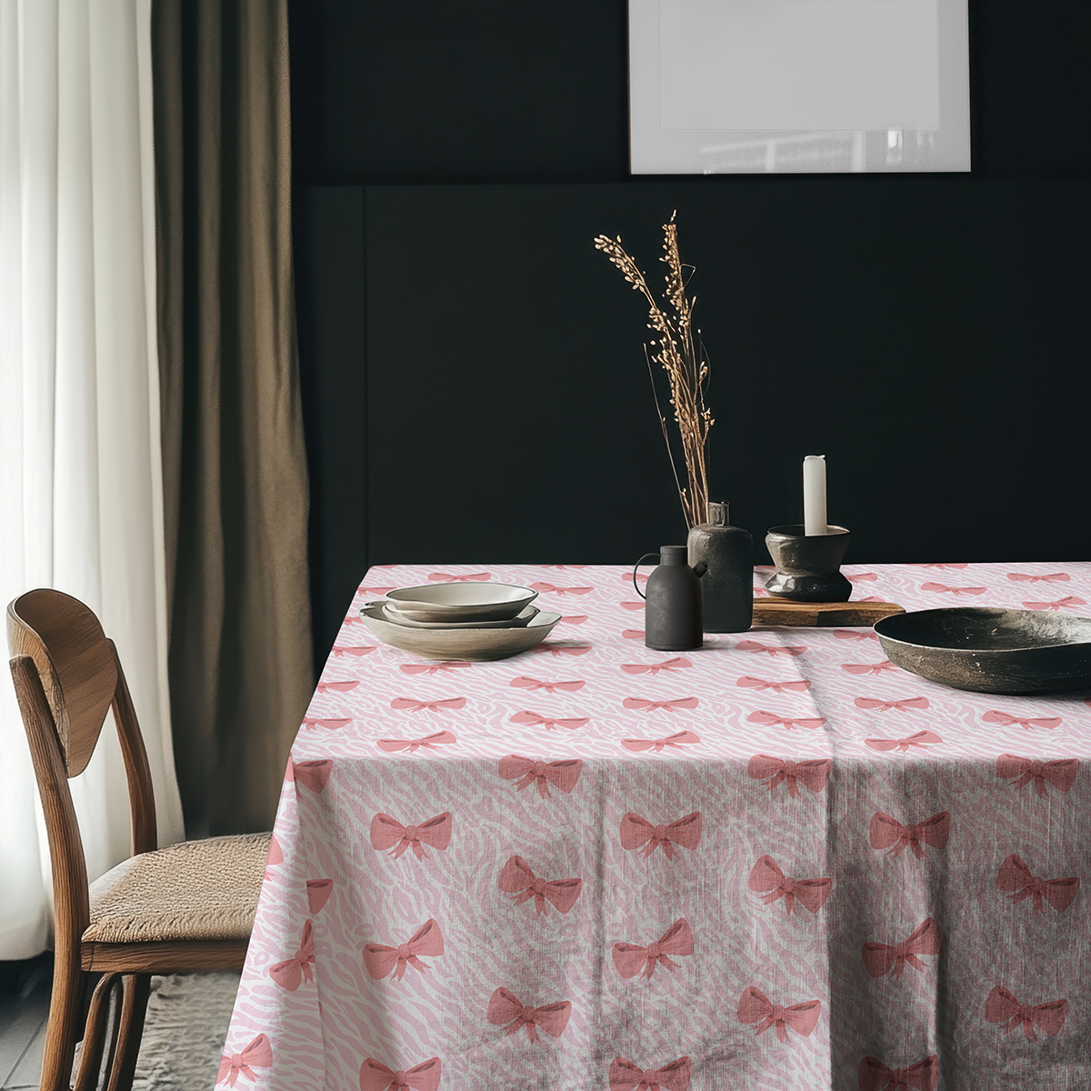 aranżacja stołu z dekoracyjnymi naczyniami na obrusie w kokardki