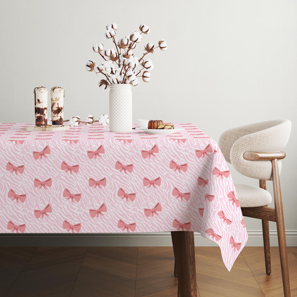 dół obrusu z widocznym wzorem kokardek przy krawędzi stołu