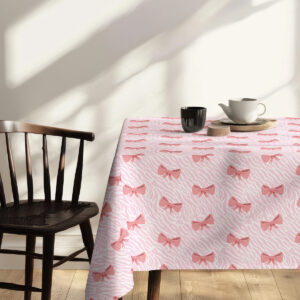 stołowa stylizacja z bawełnianą dekoracją i deserem na obrusie w kokardki