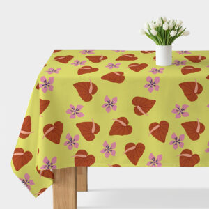 Główne ujęcie obrus z limonkowym tłem, brązowe liściaste serca i różowe kwiaty rozłożone na stole z wazonem tulipanów