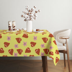 Widok stołu z dekoracją z bawełnianych gałązek i rozłożonym obrusem z kwiatowo-liściastym wzorem