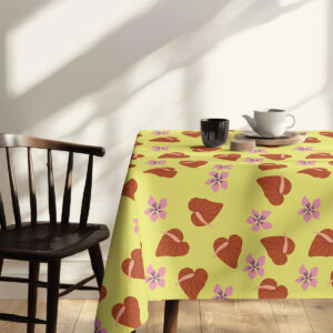 Detal narożnika obrusu pokazujący powtarzalny wzór i intensywność kolorów przy krawędzi stołu