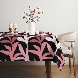 stół z obrusem i wazonem z bawełnianymi kwiatami na jasnym tle