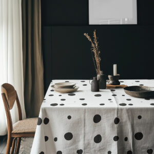 Detal nadruku pokazujący różne rozmiary czarnych kropek na jasnym materiale