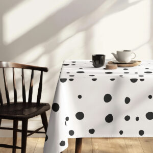 Boczny widok stołu z obrusie i krzesłem, podkreślający prostotę wzoru