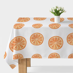 biały obrus z powtarzalnym wzorem plasterków pomarańczy na stole