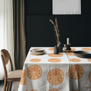 aranżacja stołu z obrusem, naczyniami i suchymi gałązkami dla przytulnego efektu