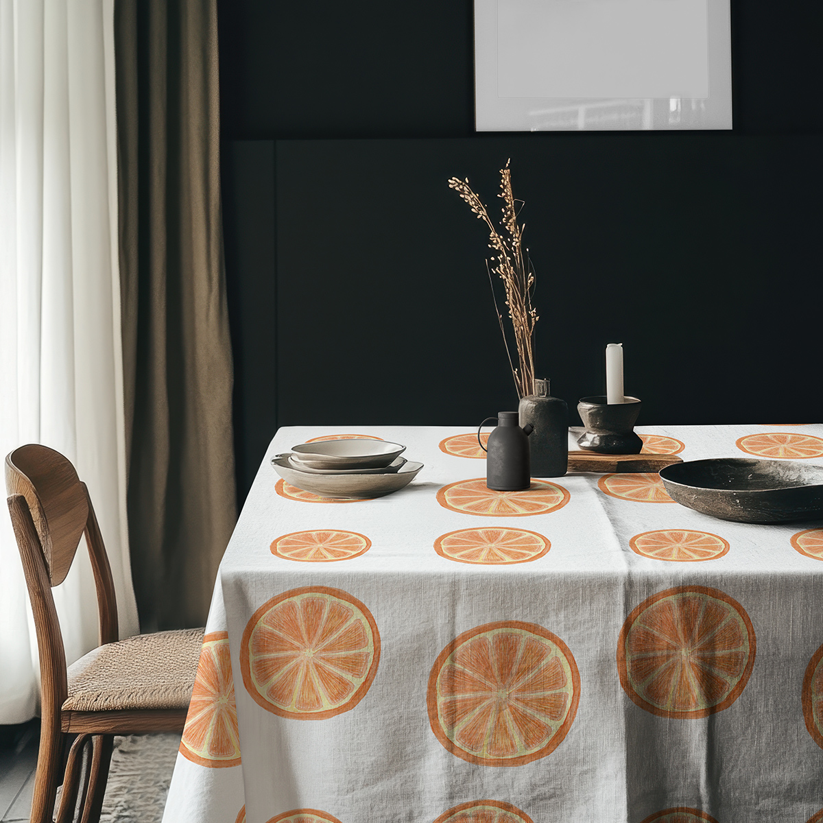 aranżacja stołu z obrusem, naczyniami i suchymi gałązkami dla przytulnego efektu