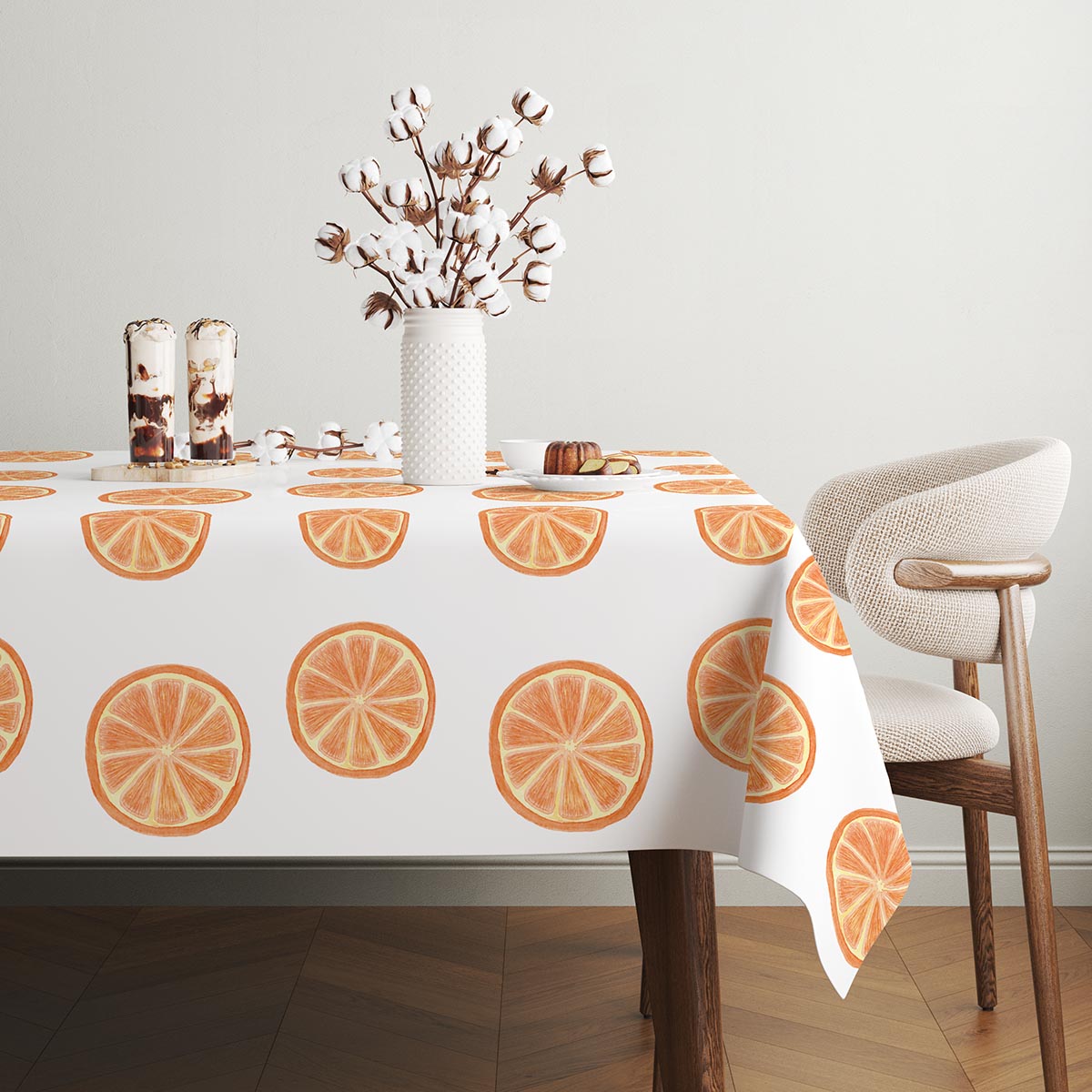 widok stołu z nałożonym obrusem i dekoracjami w naturalnych odcieniach