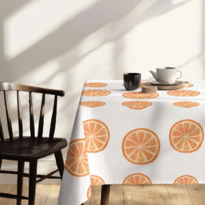 detal brzegu obrusu z rozmieszczonymi plasterkami owoców